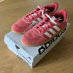 {{adidas}} Breaknet Sleek Tennis Sneaker in Pink Suede